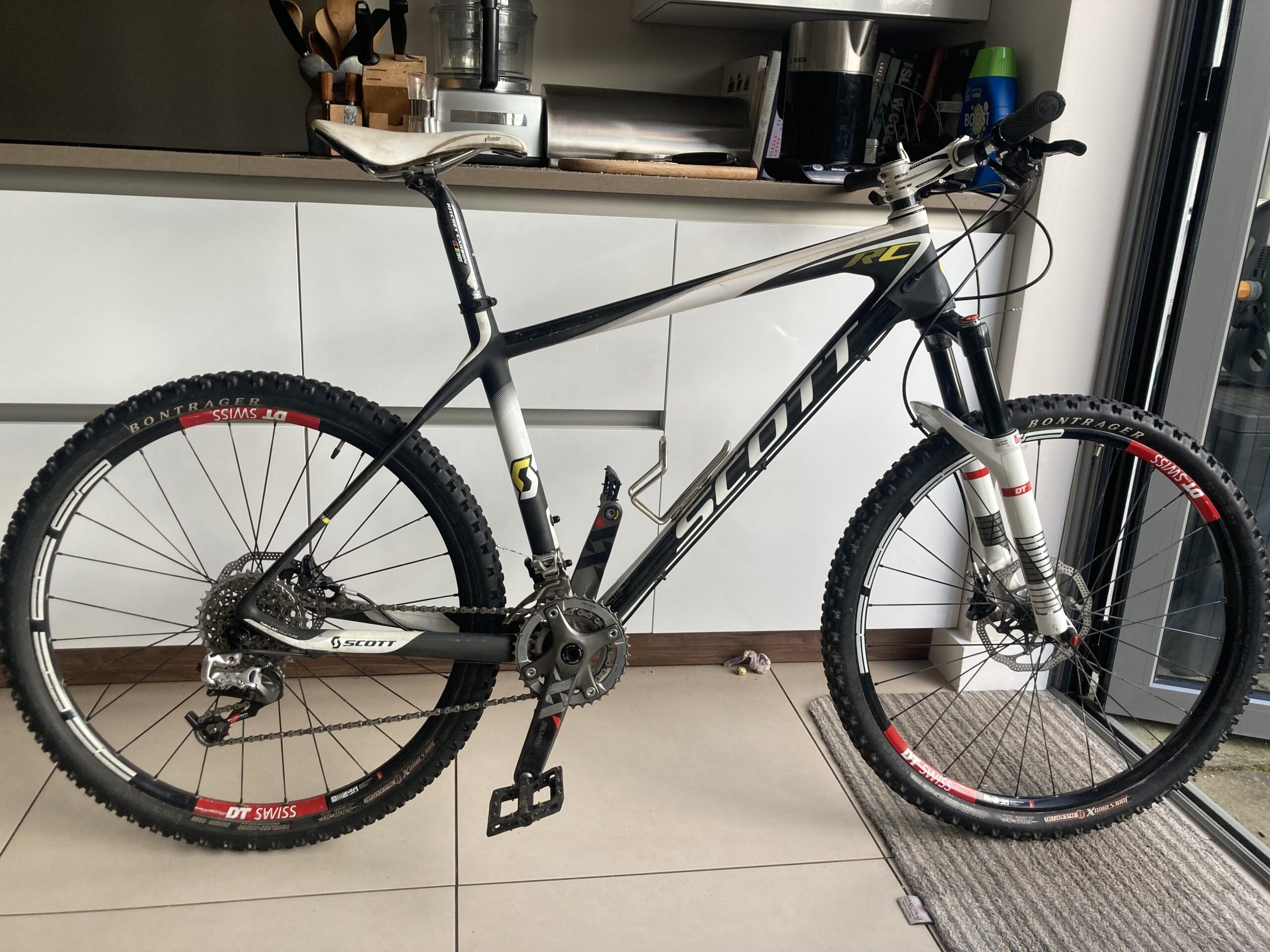 Carbon Scott hard tail frame, DTSwiss wheels and components