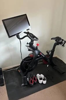 pelaton spink bike with lots of extras