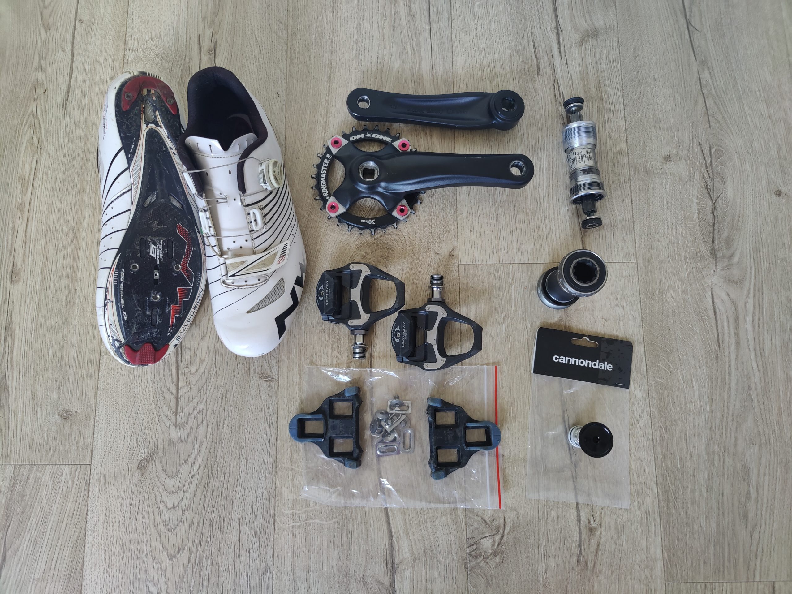 Road shoes, GXP BB, fancy steerer plug