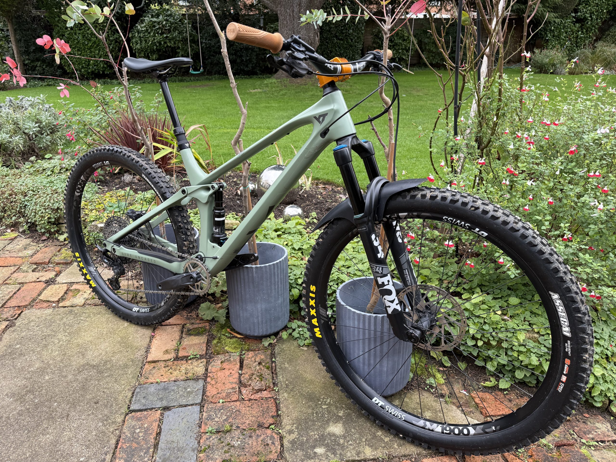 YT Izzo Core 3 Large 2022 – Brilliant condition with extras!