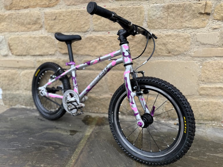 Early Rider Belter 16 Trail Childs Pedal Bike – Custom Stickers and Hope Upgrades