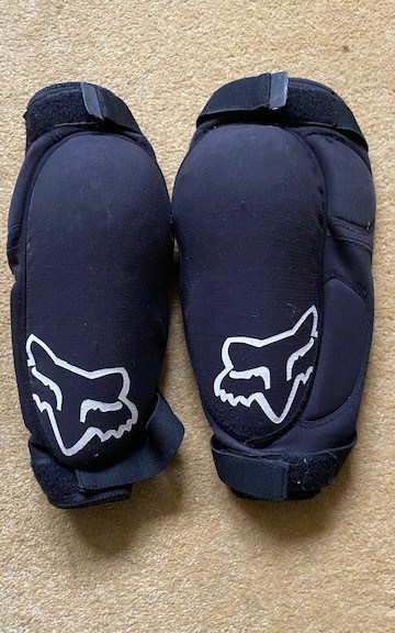 Fox Launch Pro D30 knee pads – small