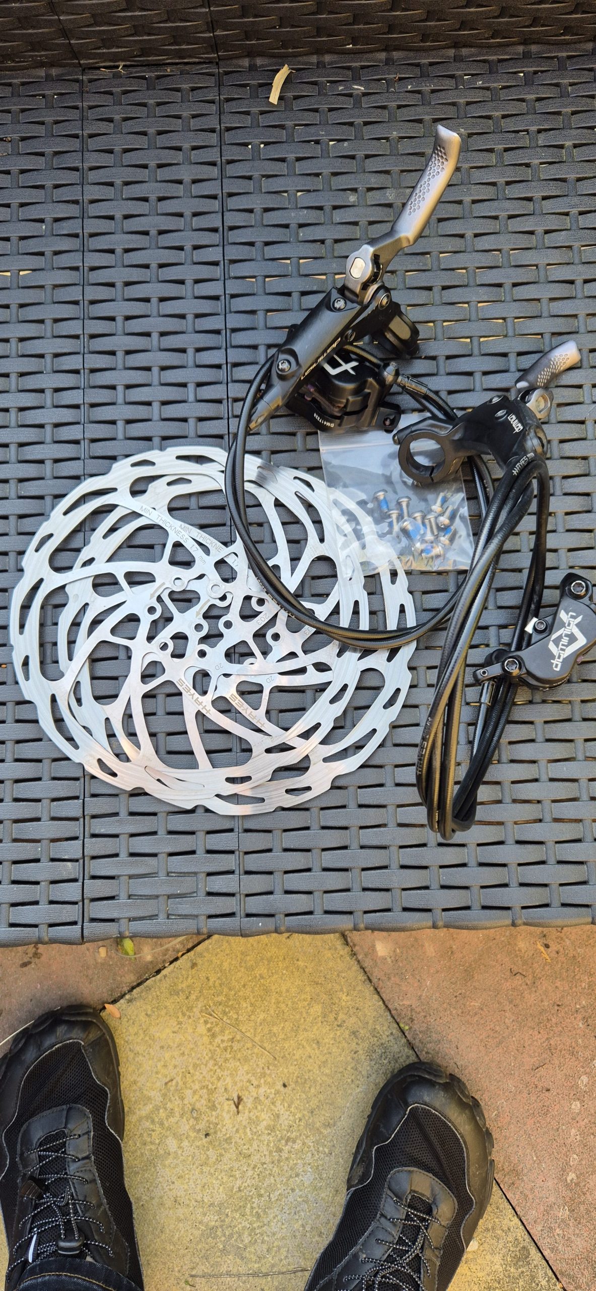 Hayes Dominion A4 Brake set including discs and Spare pads