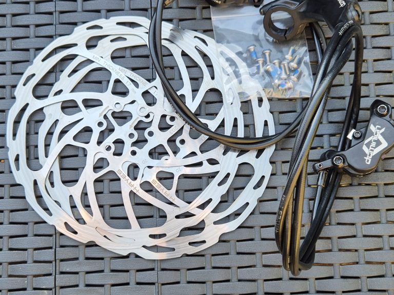 Hayes Dominion A4 Brake set including discs and Spare pads