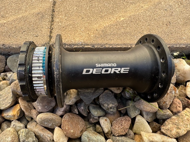 Shimano Centerloc front hub & 2x rotors