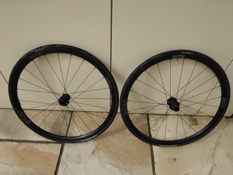 Hunt 4 season road disc plus gp5000 tyres