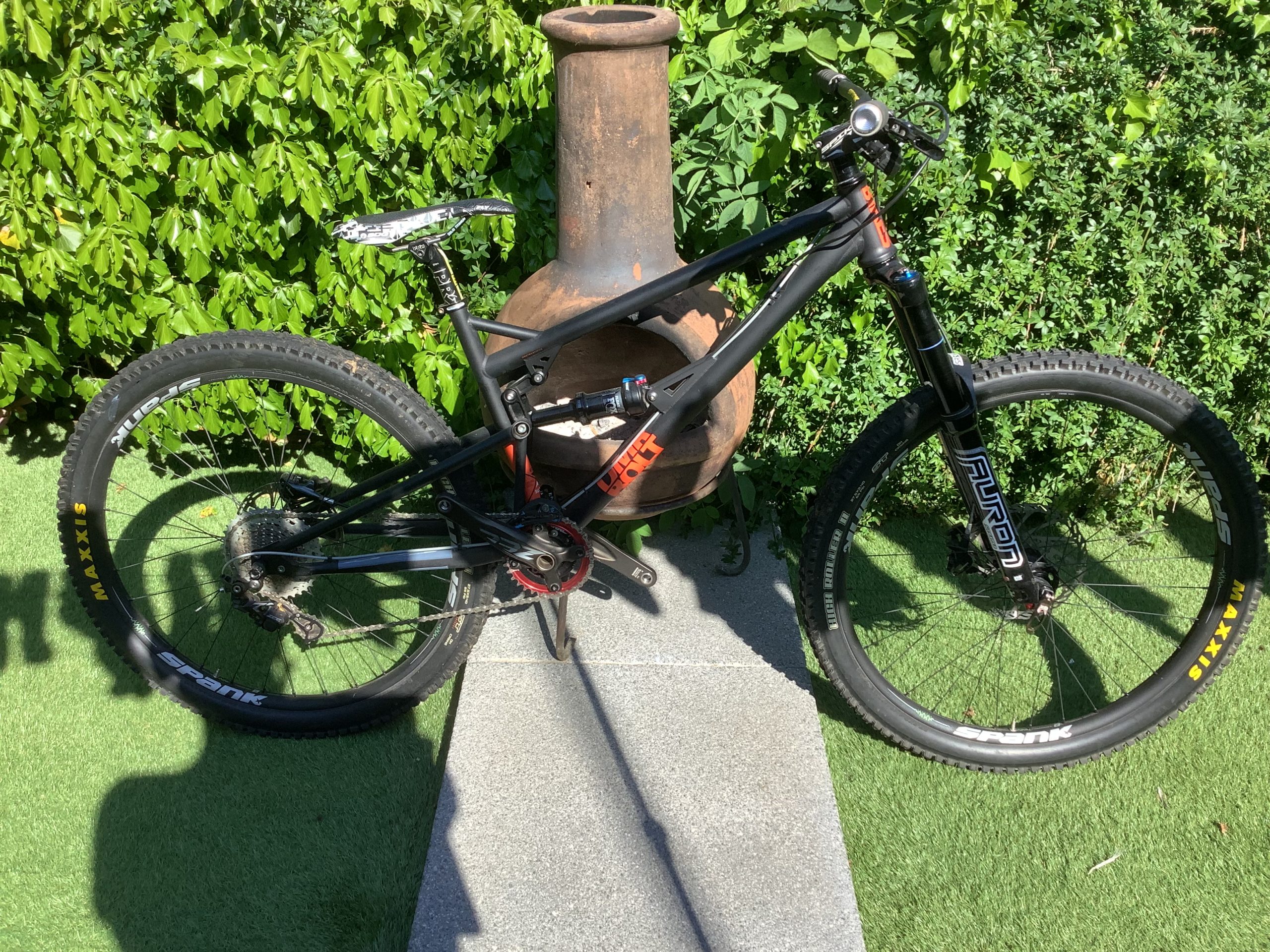 DMR Bolt (long) sized Large. Old school steel full suspension.