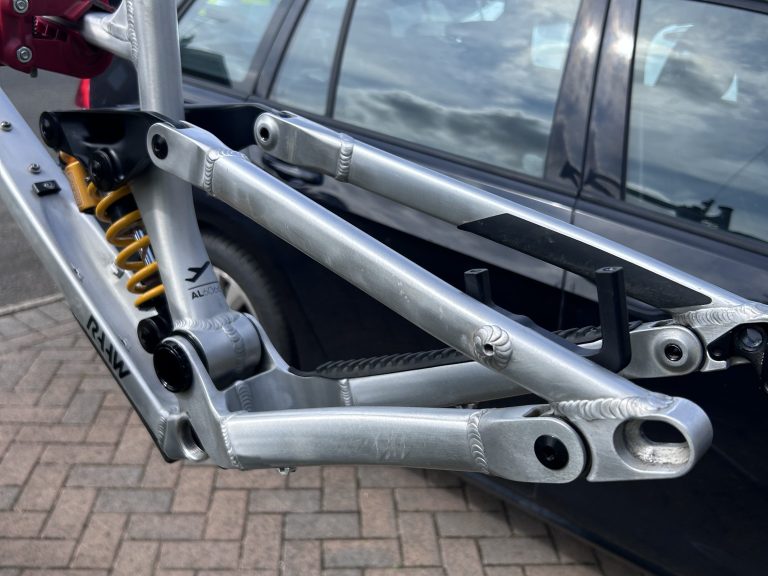 Raaw Madonna v2.2 frame, medium, ohlins ttx coil hope headset