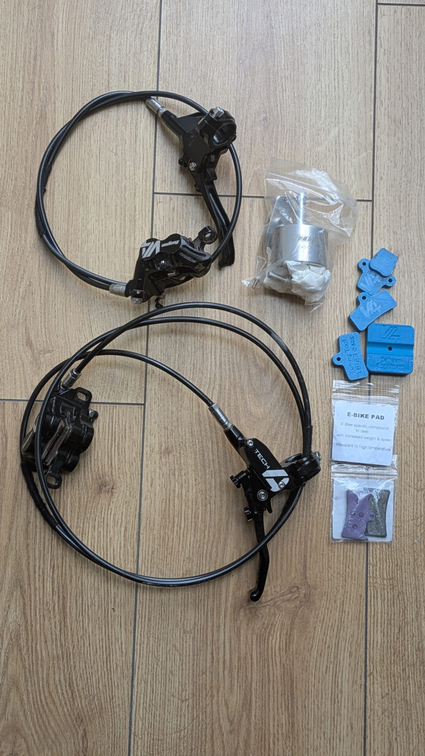 Hope Tech 4 V4, black with bleed kit & spare pads