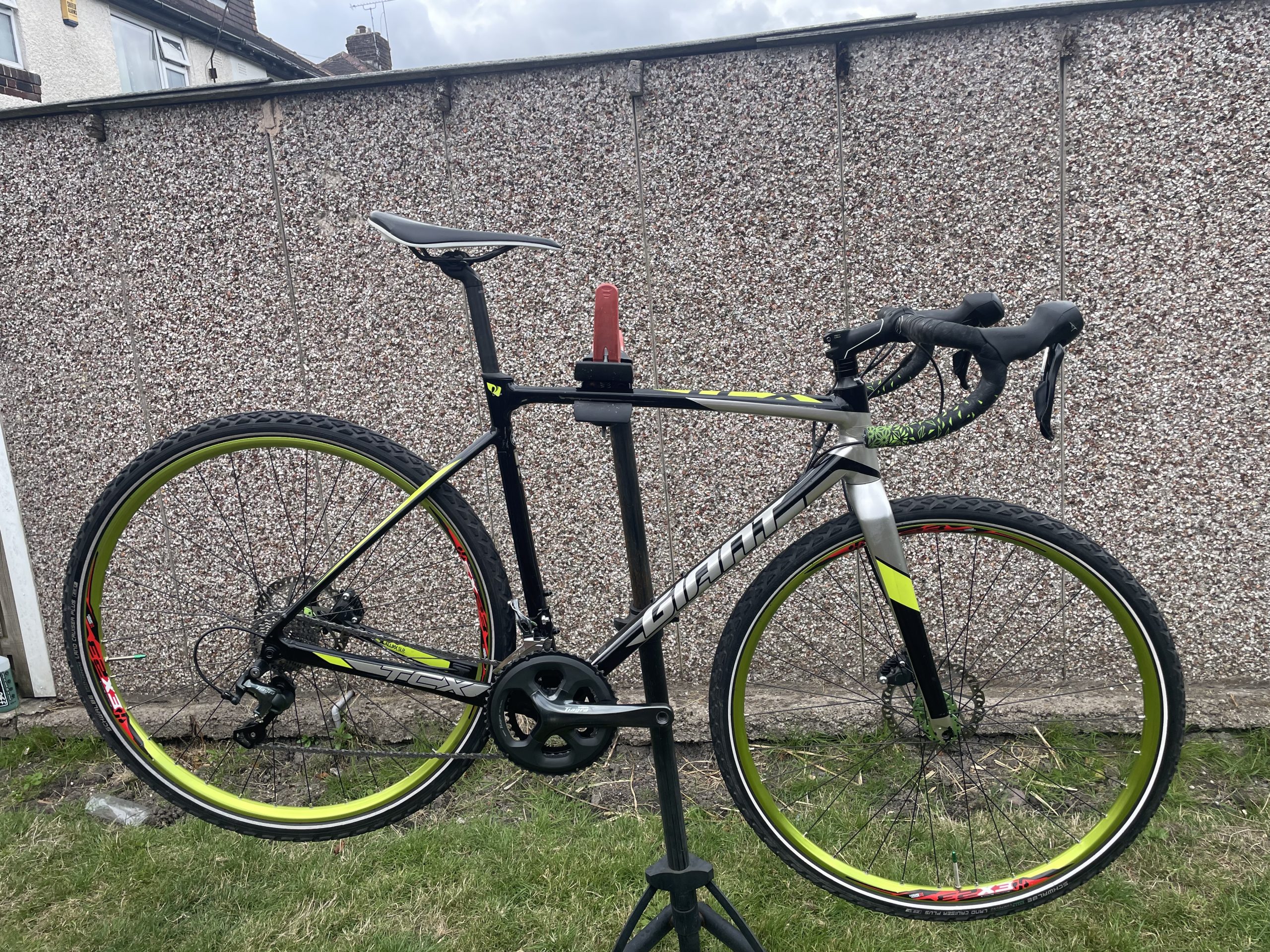 Giant TCX SLR 2 Gravel bike commuter Spare wheels superstar