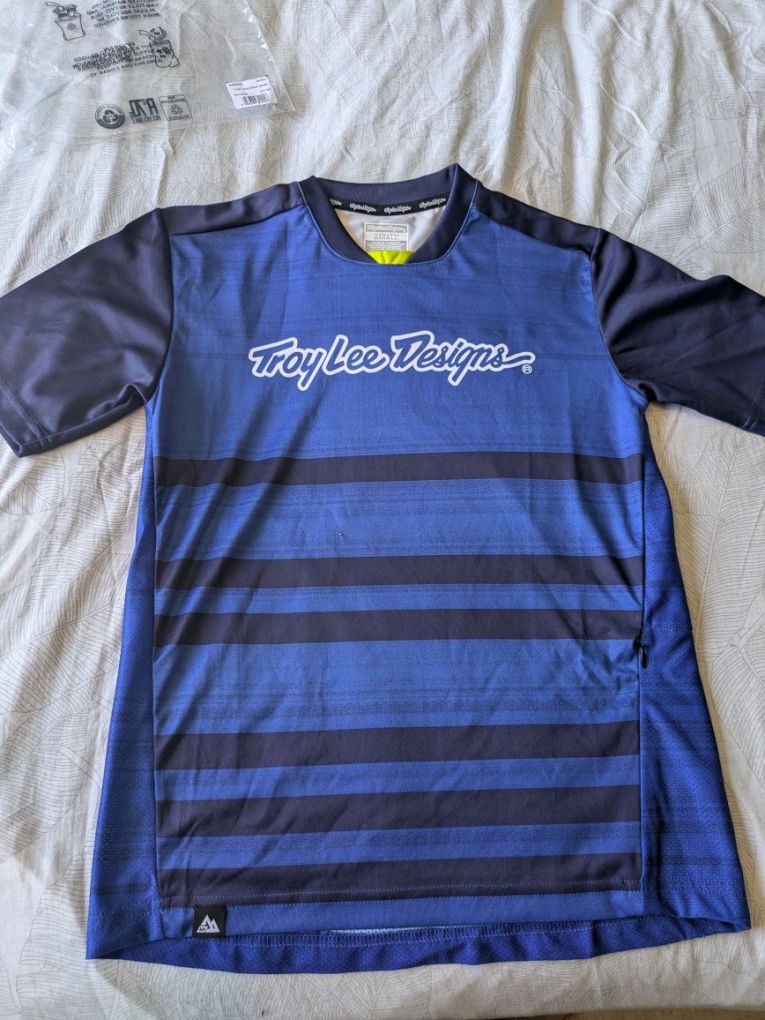 Size youth small, worn twice, small pull on front
£6