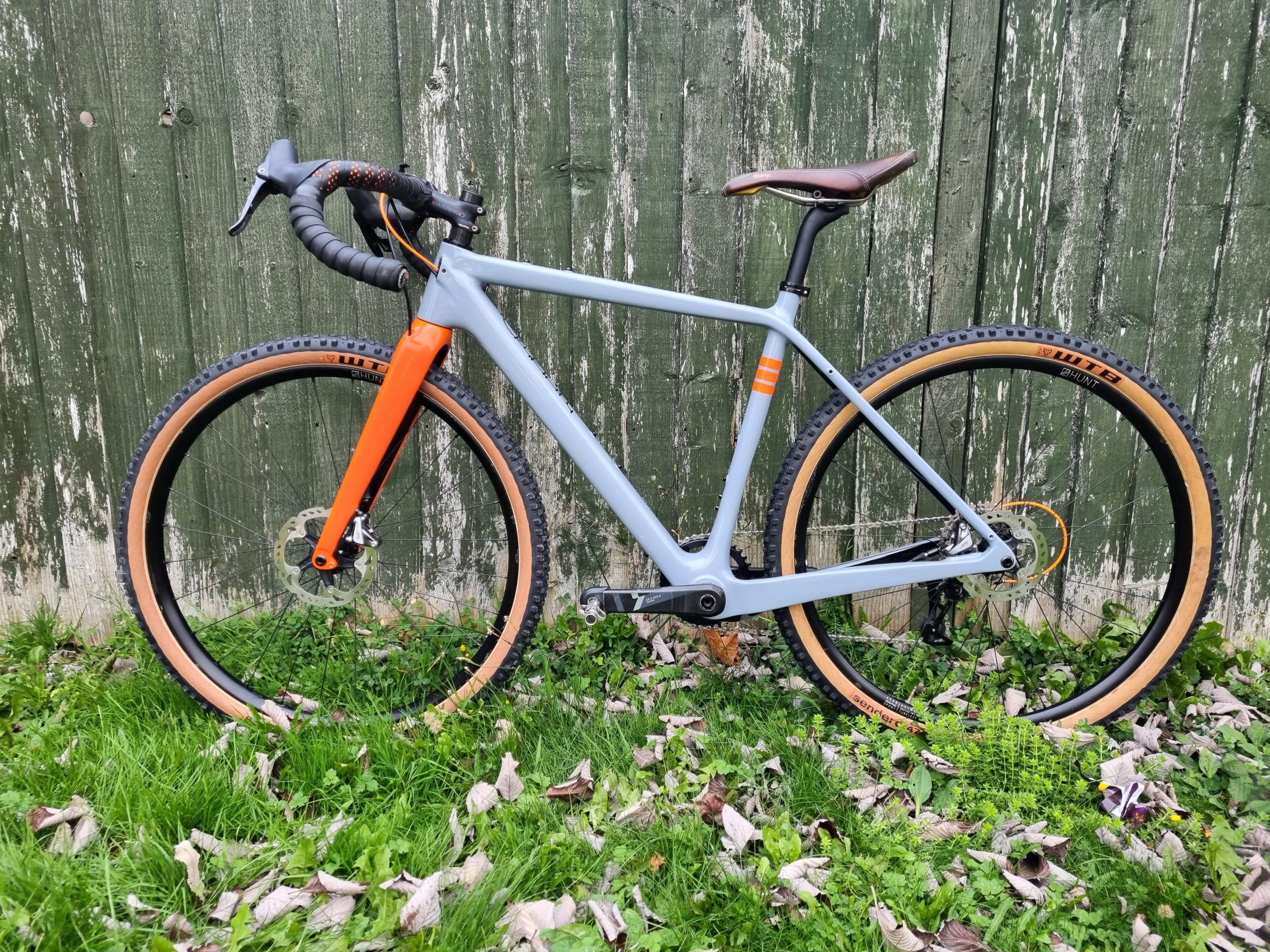 x2 WTB Sendero 650×47 gravel knobbly tyres.