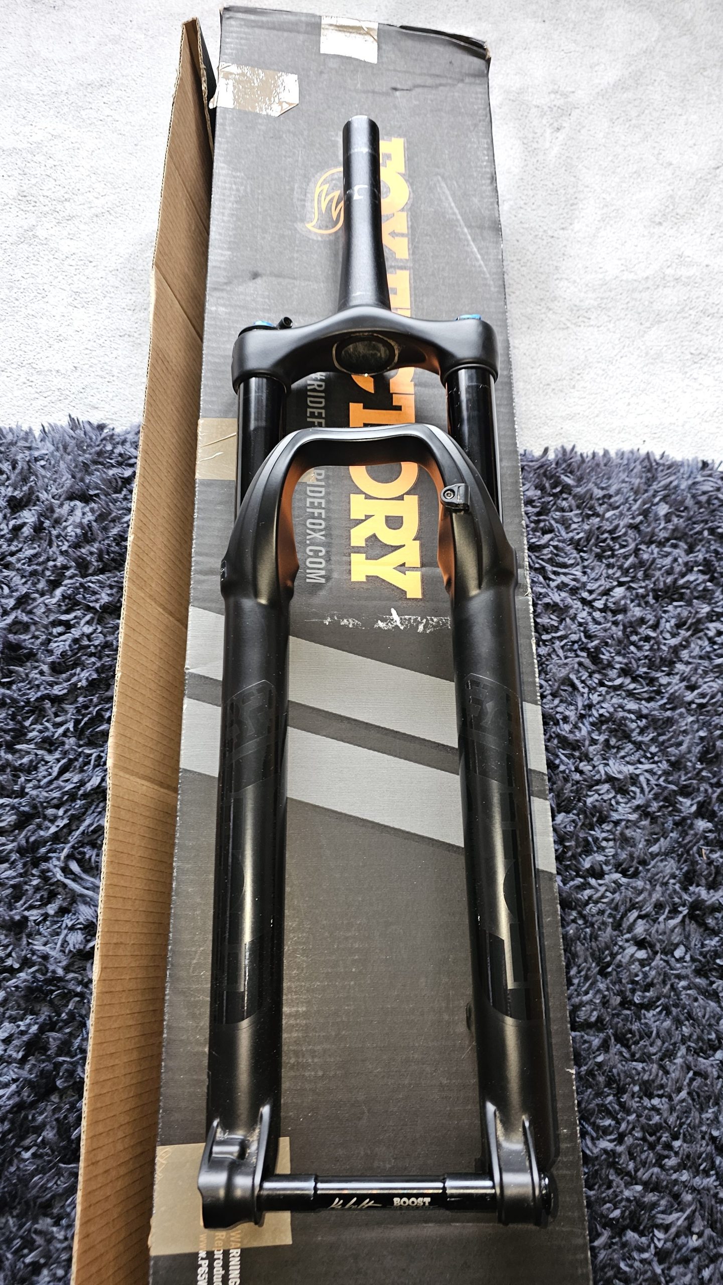 Fox Float 120 forks, Reverb Stealth C1 200mm, tyres and knee pads