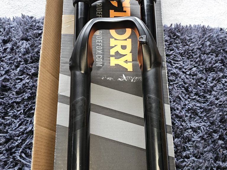 Fox Float 120 forks, Reverb Stealth C1 200mm, tyres and knee pads