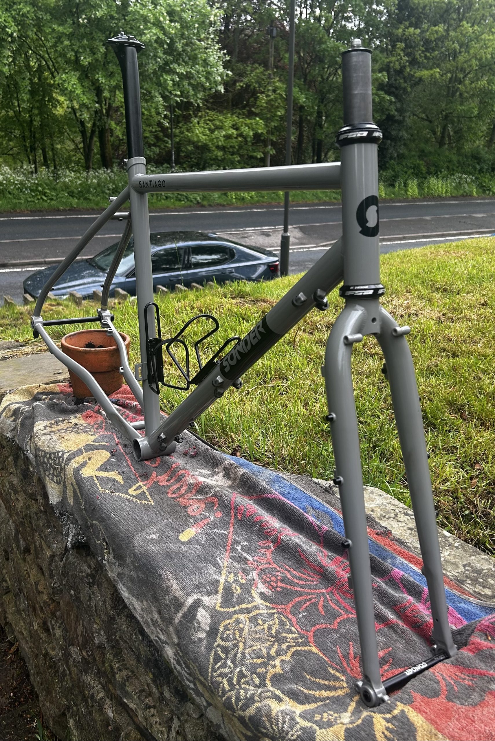 Medium Sonder Santiago Frame and Forks