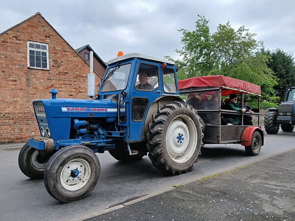 Ford 4000 & trailer.jpg